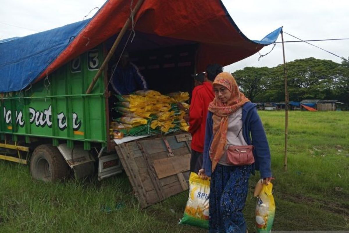 Warga membeli beras SPHP dalam kegiatan GPM di Kelurahan Argasunya, Kota Cirebon. (Fathnur Rohman/Antara)