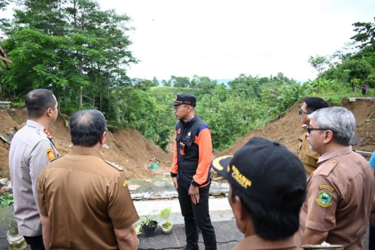BPBD bersama Pemkab Kuningan saat meninjau lokasi bencana longsor di salah satu desa di Kuningan. (BPBD Kuningan/Antara)