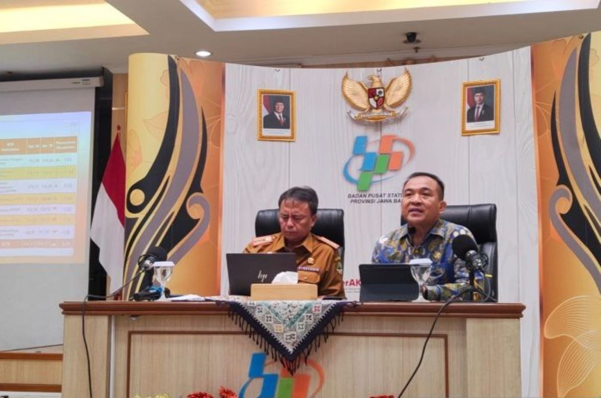 Sekda Jabar Herman Suryatman (kiri) dan Kepala BPS Jabar Darwis Sitorus. (Ricky Prayoga/Antara)