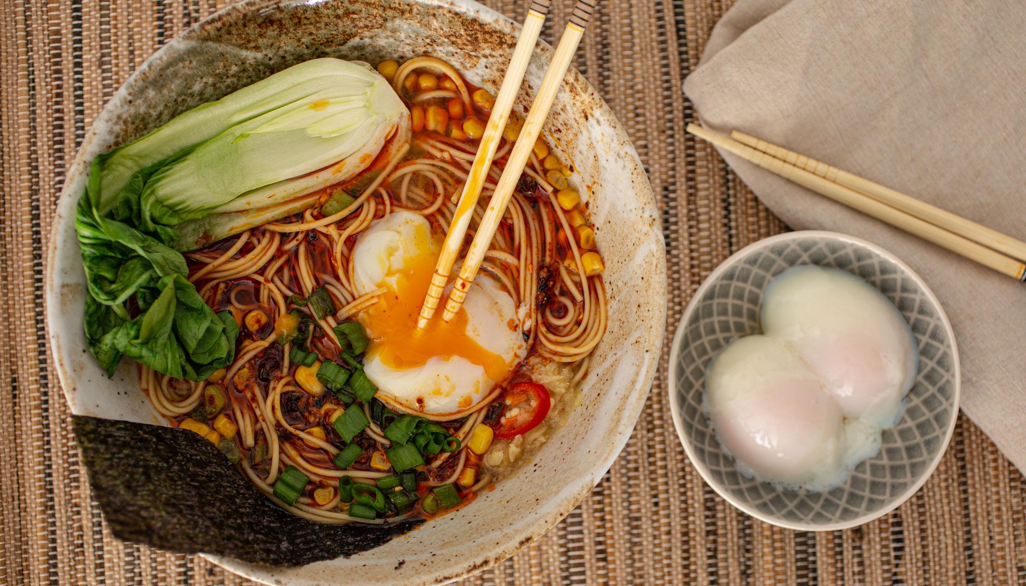 Onsen egg yang cocok dimakan dengan mie. (Dok. recipeapp.kenwoodworld.com)