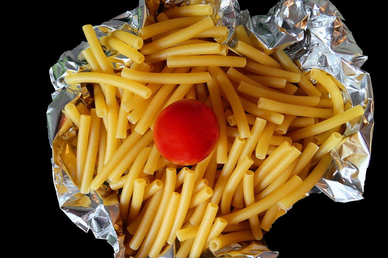 Ilustrasi makanan yang dibungkus dengan aluminium foil. (Dok. Pixabay)