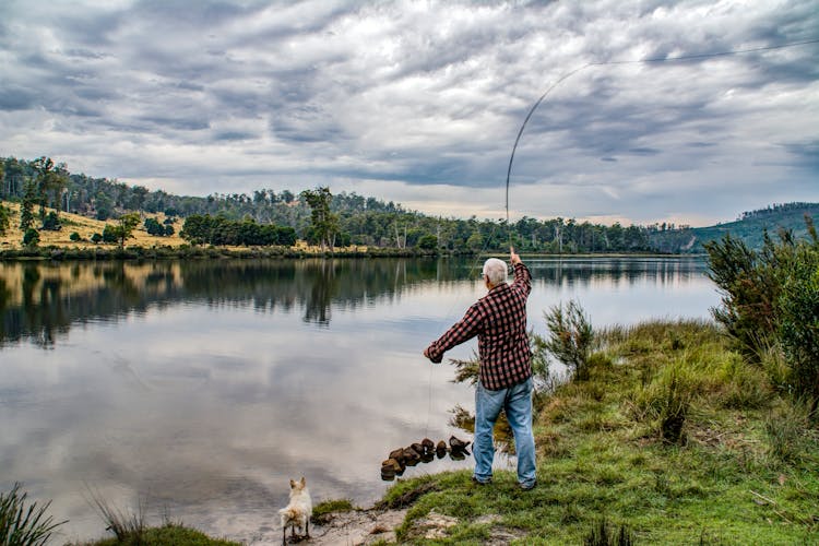 Ilustrasi memancing. (Pexels/Kathryn Archibald)