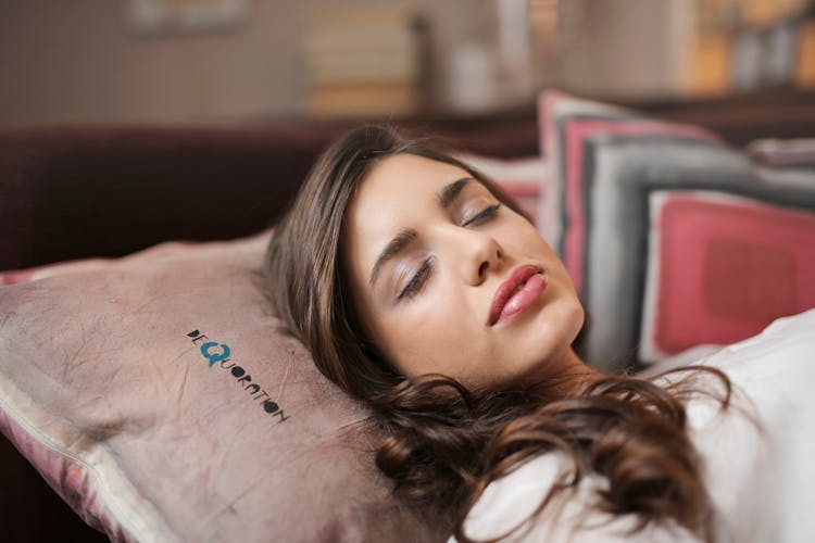 Ilustrasi orang tidur dan mimpi melihat ombak besar. (Pexels/Andrea Piacquadio)