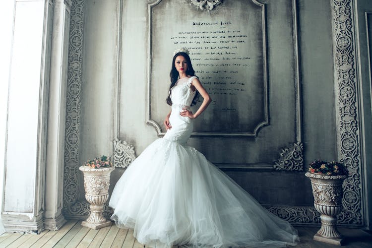 Ilustrasi memakai baju pengantin
