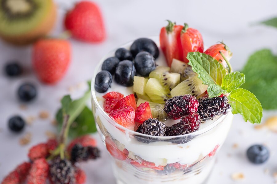 Ilustrasi yogurt dan buah-buahan segar