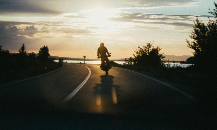 Ilustrasi pengendara motor. (Pexels)