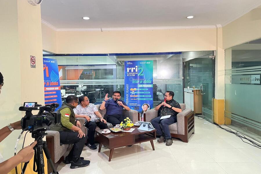 Pj Sekretaris Daerah Kota Cirebon ing Daiman saat menjadi salah satu pembicara dalam Dialog Interaktif yang diselenggarakan oleh LPP RRI Cirebon. (Dok. cirebonkota.go.id)