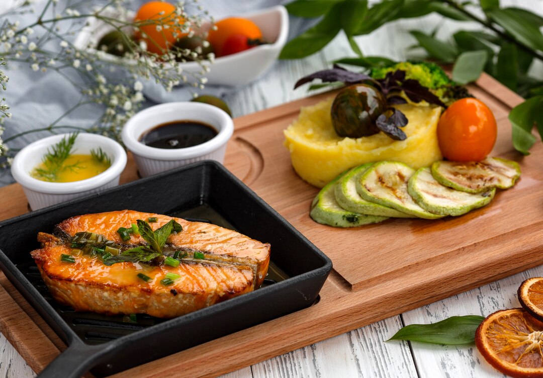 Salmon panggang gula merah dengan taburan peterseli segar dan irisan lemon. (Freepik)