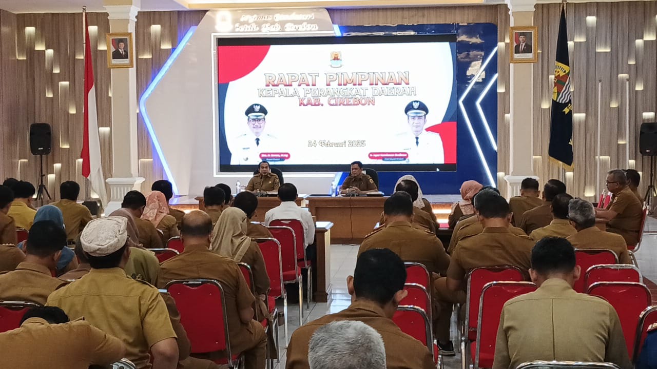 Rapat Pimpinan Pemkab Cirebon bersama Bupati, Wabup, dan para pejabat publik pada Senin (24/2).