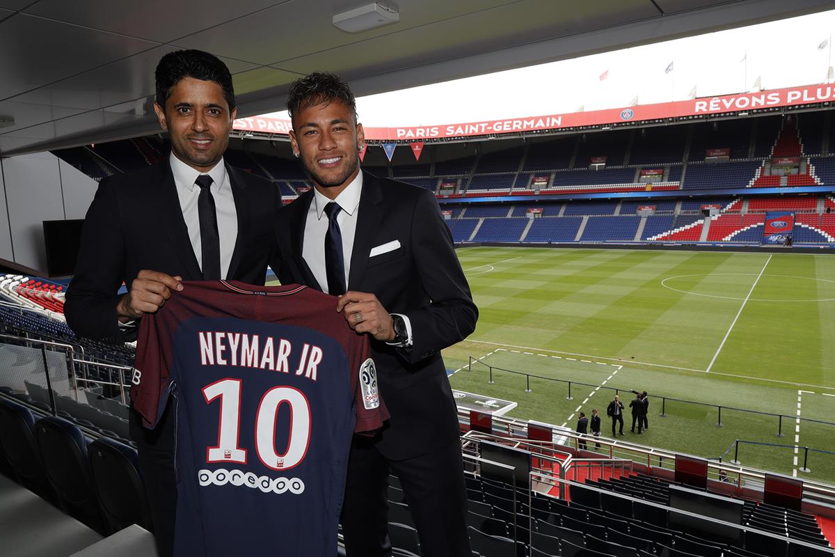 Transfer Neymar ke PSG yang memecahkan rekor saat itu dengan nilai &euro;222 juta