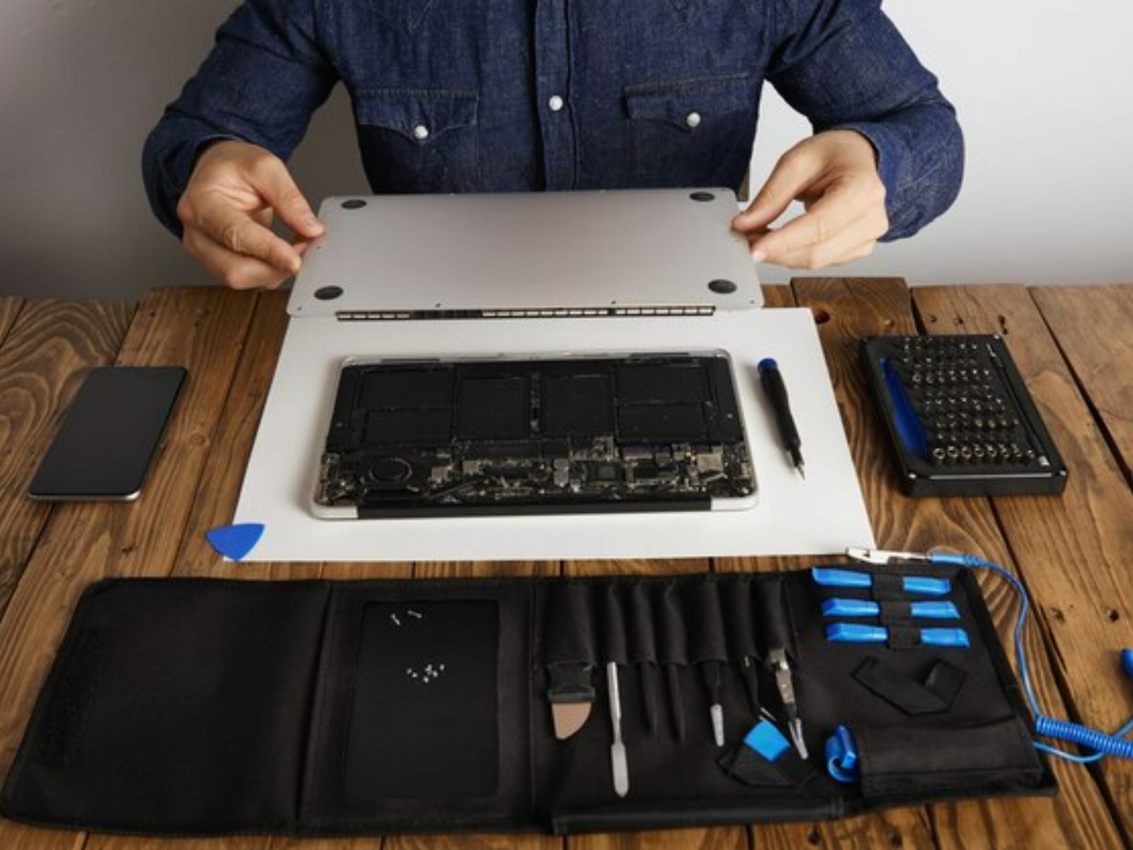 Ilustrasi laptop rusak