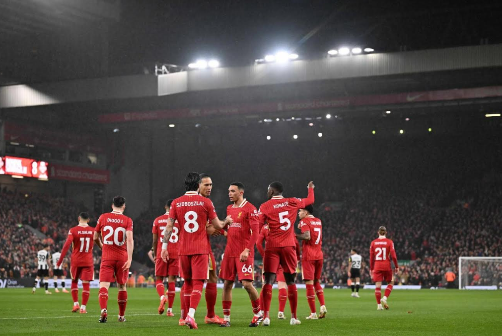 Perayaan Pemain Liverpool ketika menang melawan Newcastle 2-0 di Anfield, Rabu (26/2).