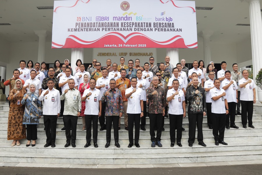 Sekjen Kemhan Letjen Tri Budi Utomo mewakili Menhan dalam menandatangani Nota Kesepahaman dengan perbankan. (Dok. kemhan.go.id)