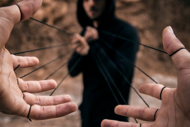 Ilustrasi terjerat manipulator. (Pexels/Amirr Zolfaghari)