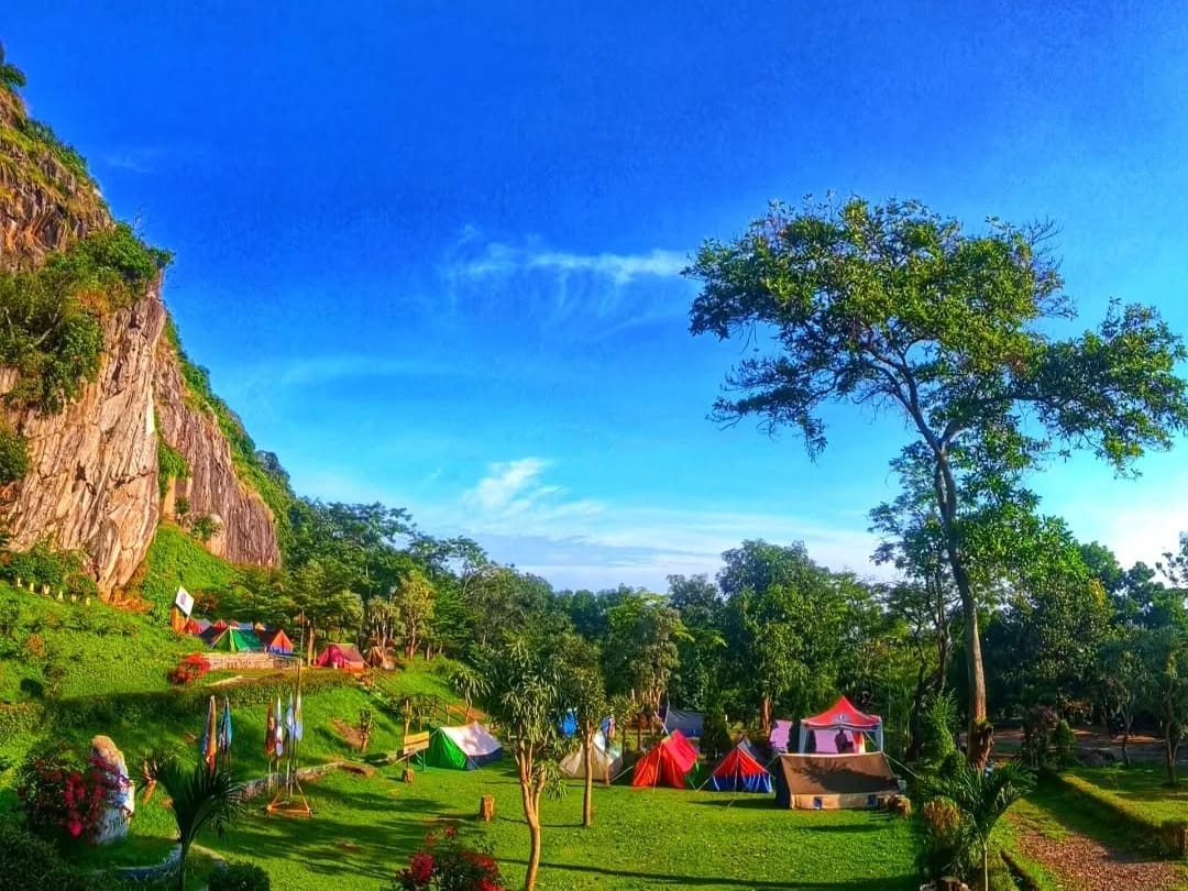 Wisata alam hidden gem Batu Lawang di Cirebon. (Instagram @batulawangcirebon_official)
