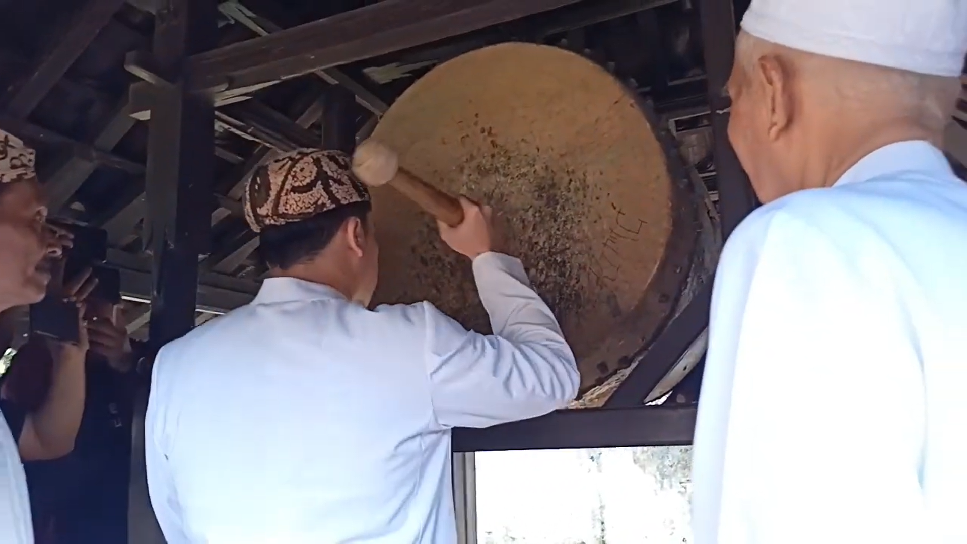 Tradisi Dlugdag di Cirebon. (YouTube Padepokan Ketek Mingkem)