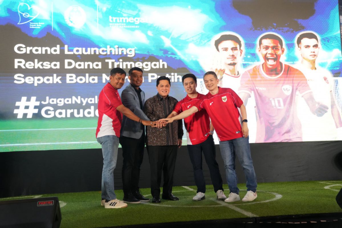 Ketua Umum PSSI Erick Thohir bersama perwakilan Trimegah Sekuritas dan legenda sepak bola Indonesia saat Launching Reksa Dana Trimegah Sepak Bola Merah Putih di Jakarta. (Dok. pssi.org)