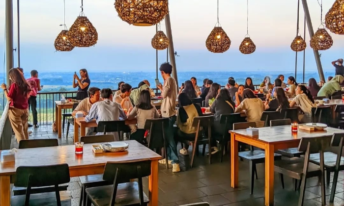 Restoran di Cirebon yang cocok untuk bukber dengan view bagus dan luas. (Instagram @rmklapamanis.cirebon)