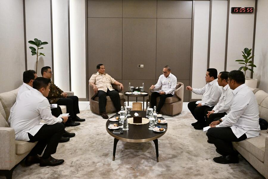 Presiden Prabowo Subianto memimpin rapat terbatas bersama jajaran menteri di ruang tunggu Pangkalan TNI AU Halim Perdanakusuma, Jakarta, Jumat (28/2/2025). (Dok. setneg.go.id)