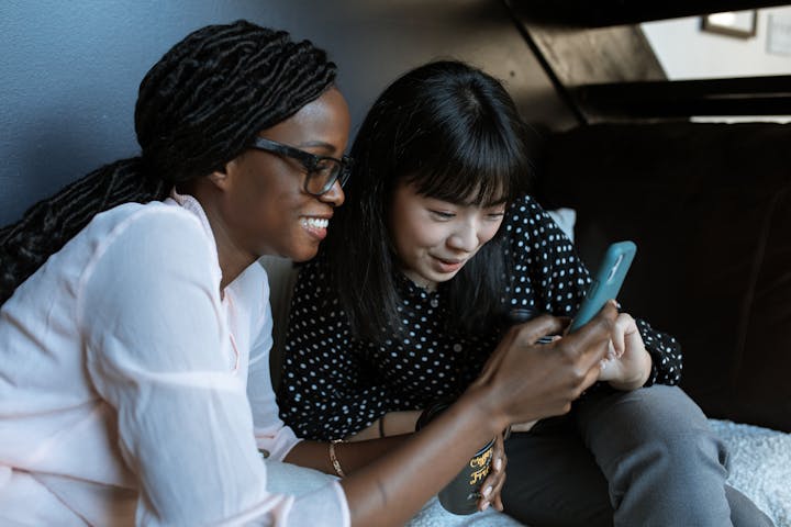 Ilustrasi orang yang pandai mengobrol. (Pexels/RDNE Stock project)
