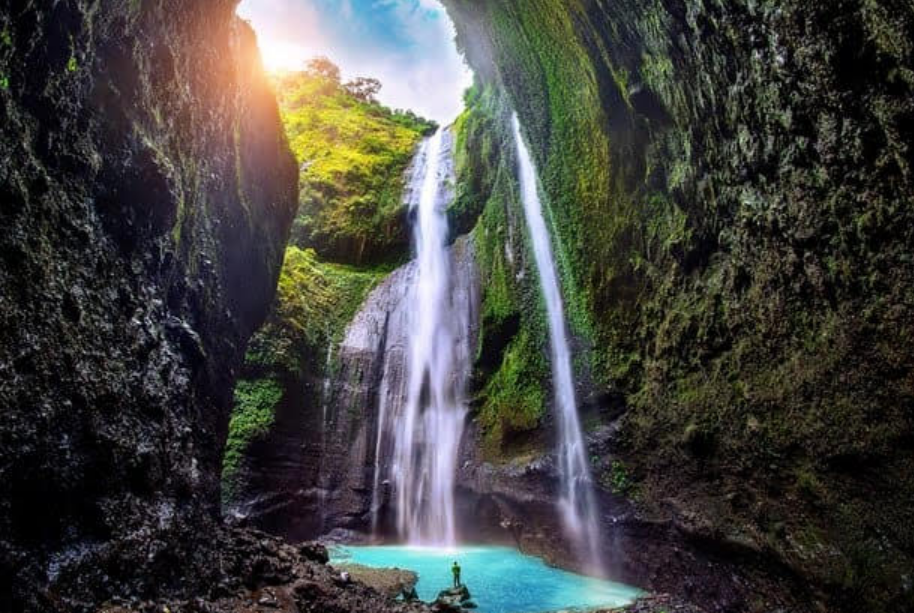 Ilustrasi curug dengan pemandangan menawan