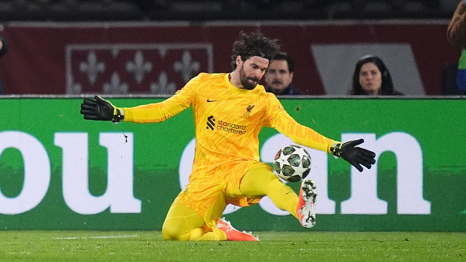 Penyelamatan gemilang Alisson melawan PSG (Dok. skysports.com)
