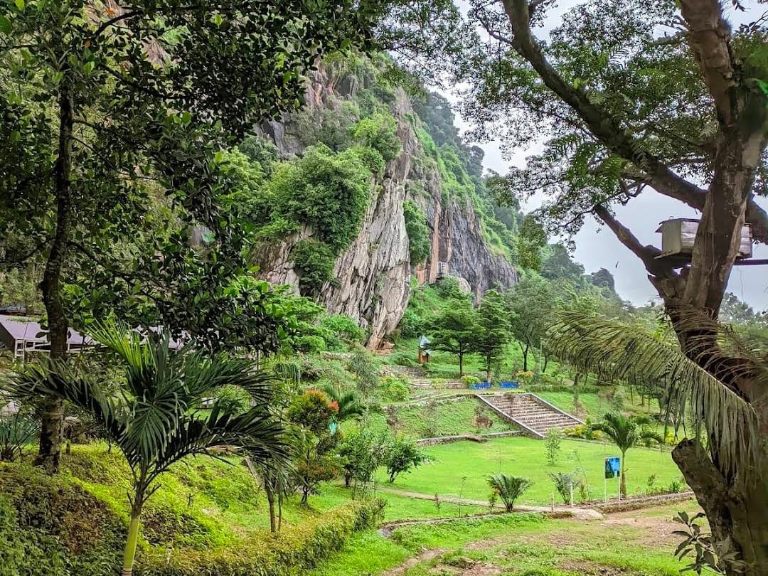 Batu Lawang, salah satu destinasi wisata petualangan di Cirebon (Dok. Google Maps)