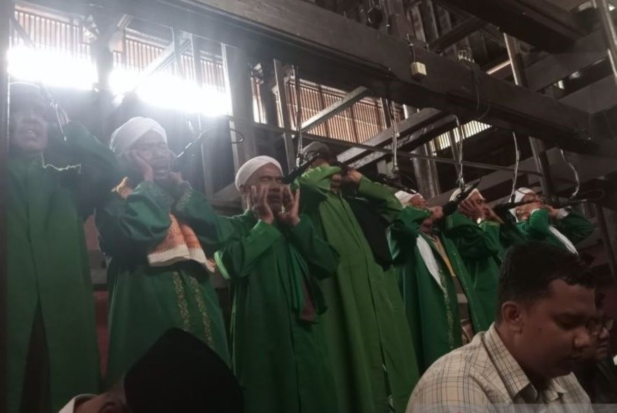 Tujuh muadzin saat melaksanakan adzan pitu di Masjid Agung Sang Cipta Rasa Kota Cirebon, Jumat (7/3). (Fathnur Rohman/Antara)