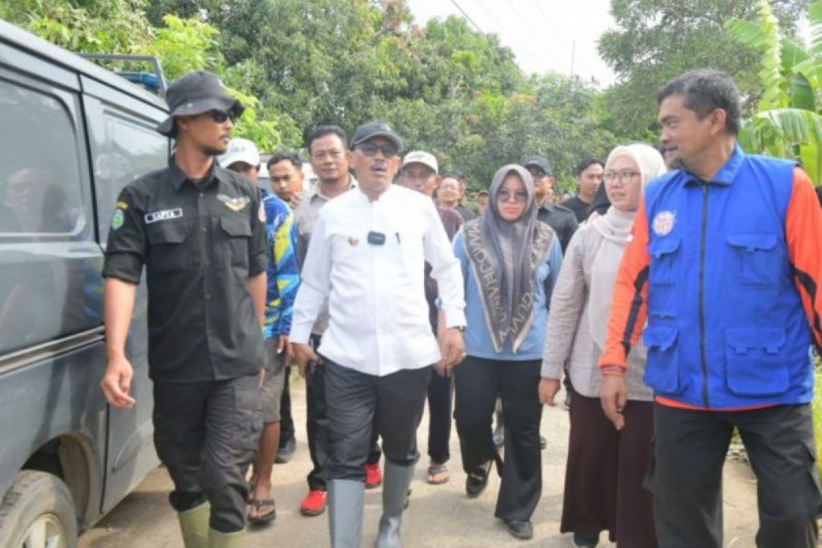Pejabat Pemkab Indramayu meninjau lokasi terdampak bencana angin puting beliung. (Pemkab Indramayu/Antara)