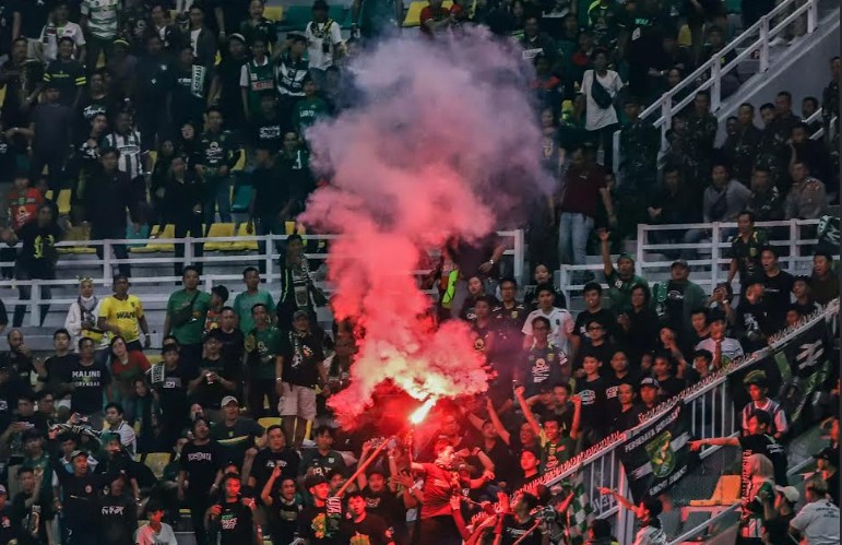 Penyalaan flare di laga Persebaya melawan Persib. (Riana Setiawan/Jawa Pos)