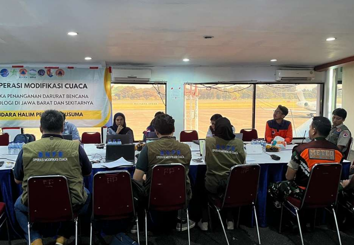 BNPB dan TNI AU mengadakan pertemuan di Bandar Udara Halim Perdana Kusuma terkait operasi modifikasi cuaca di Jawa Barat.