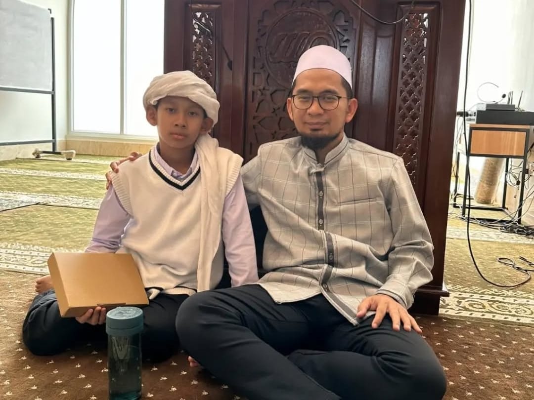 Ustaz Adi Hidayat bersama sang anak. (Instagram/@adihidayatofficial)