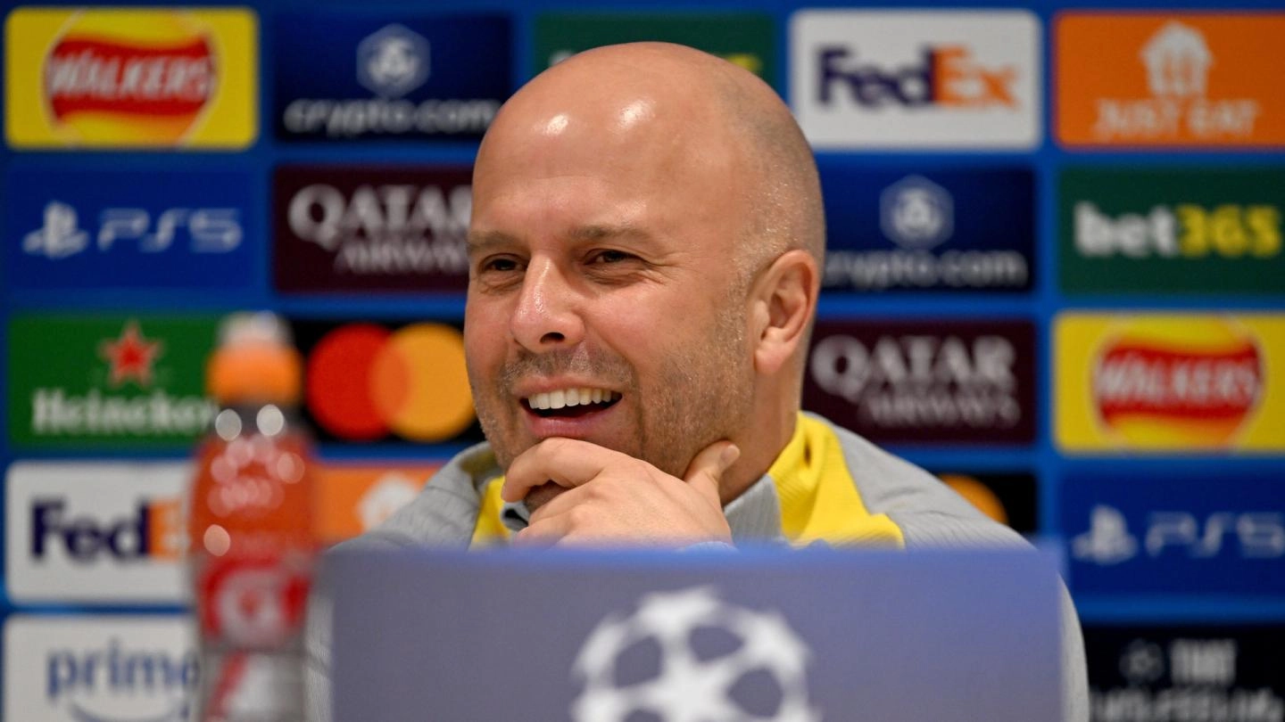 Arne Slot saat sesi jumpa pers jelang laga Liverpool melawan PSG. (liverpoolfc.com)