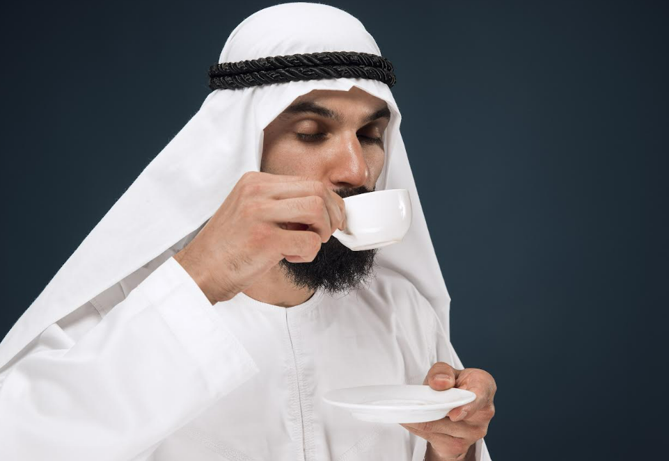 Ilustrasi meminum kopi saat sahur (Dok. Freepik)