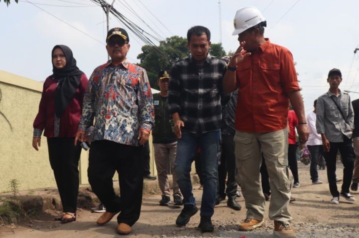 Bupati Cirebon Imron (dua dari kiri) bersama Wakil Bupati Cirebon Agus Kurniawan Budiman (tengah) meninjau perbaikan jalan jelang mudik Lebaran. (Antara)