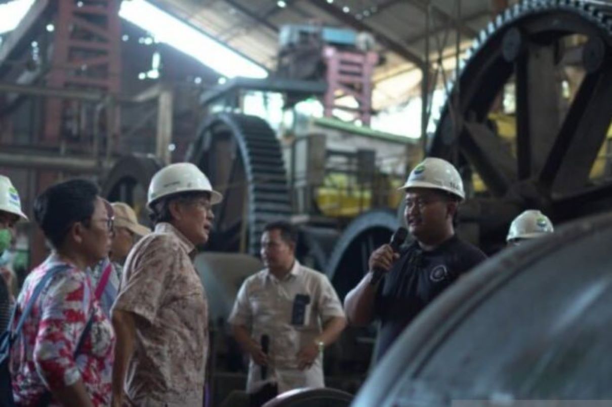 Pengunjung saat mendatangi salah satu pabrik gula bersejarah di Cirebon. (Pemkab Cirebon/Antara)