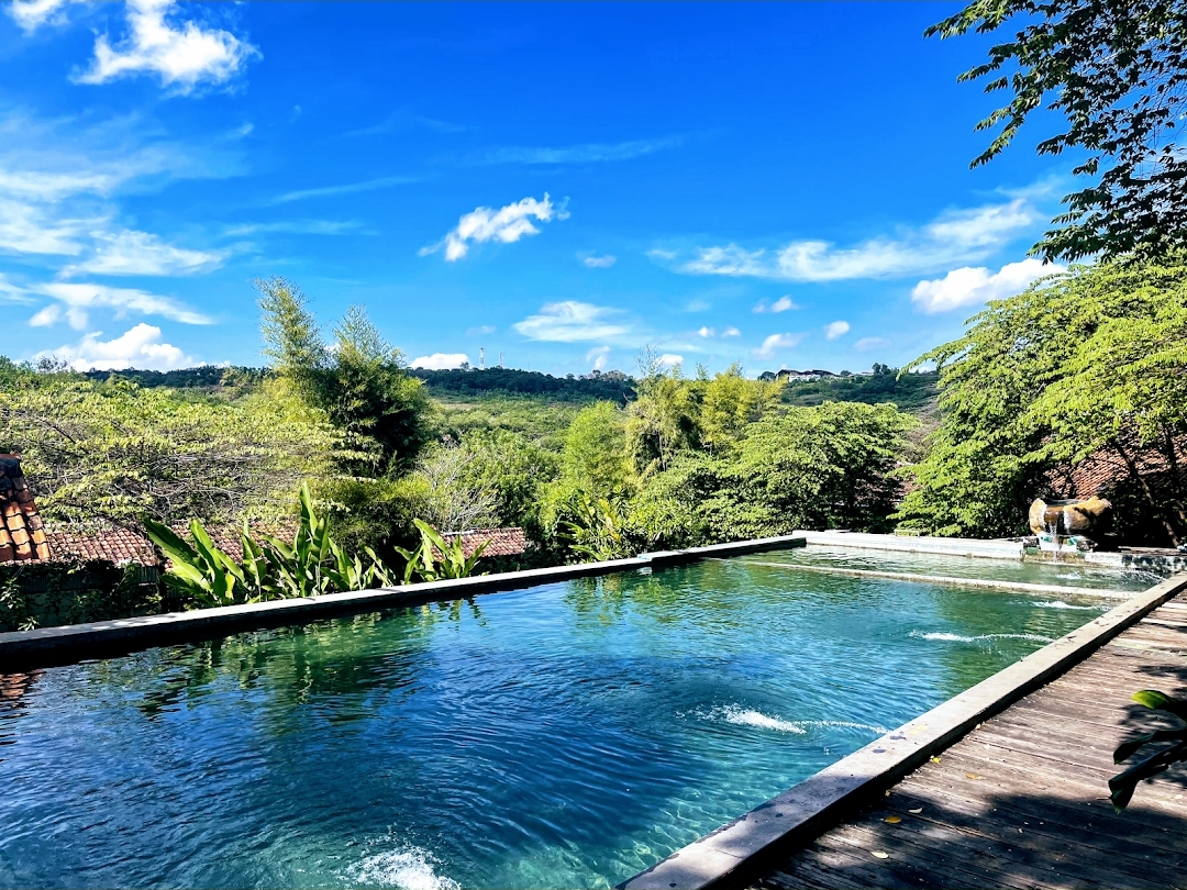Infinity pool di Desa Alamanis Resort Vila (Dok. Google Maps)