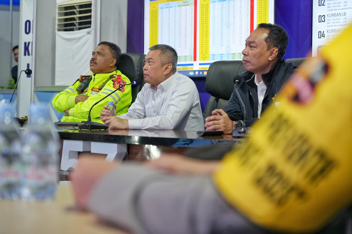 Menteri Perhubungan Dudy Purwagandhi dan Kakorlantas Polri Irjen Pol. Agus Suryonugroho saat melakukan pemantauan arus mudik di Pos Terpadu Rest Area KM 57. (Dok. dephub.go.id)