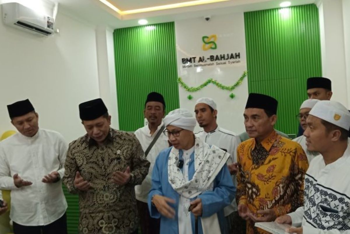 Wamenkop Ferry Juliantono (dua dari kiri) berkunjung ke Pondok Pesantren Al-Bahjah Cirebon. (Fathnur Rohman/Antara)