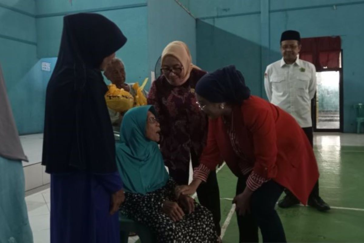 Menteri PPPA Arifah Fauzi bersama Anggota Komisi VIII DPR RI Selly Andriany Gantina berdialog dengan warga di Cirebon, Senin (24/3). (Fathnur Rohman/Antara)