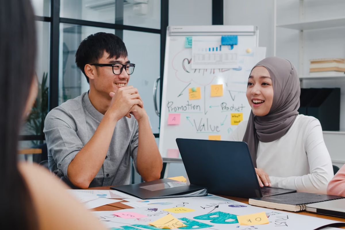Ilustrasi komunikasi, salah satu soft skill penting dalam dunia kerja. (dok. freepik)