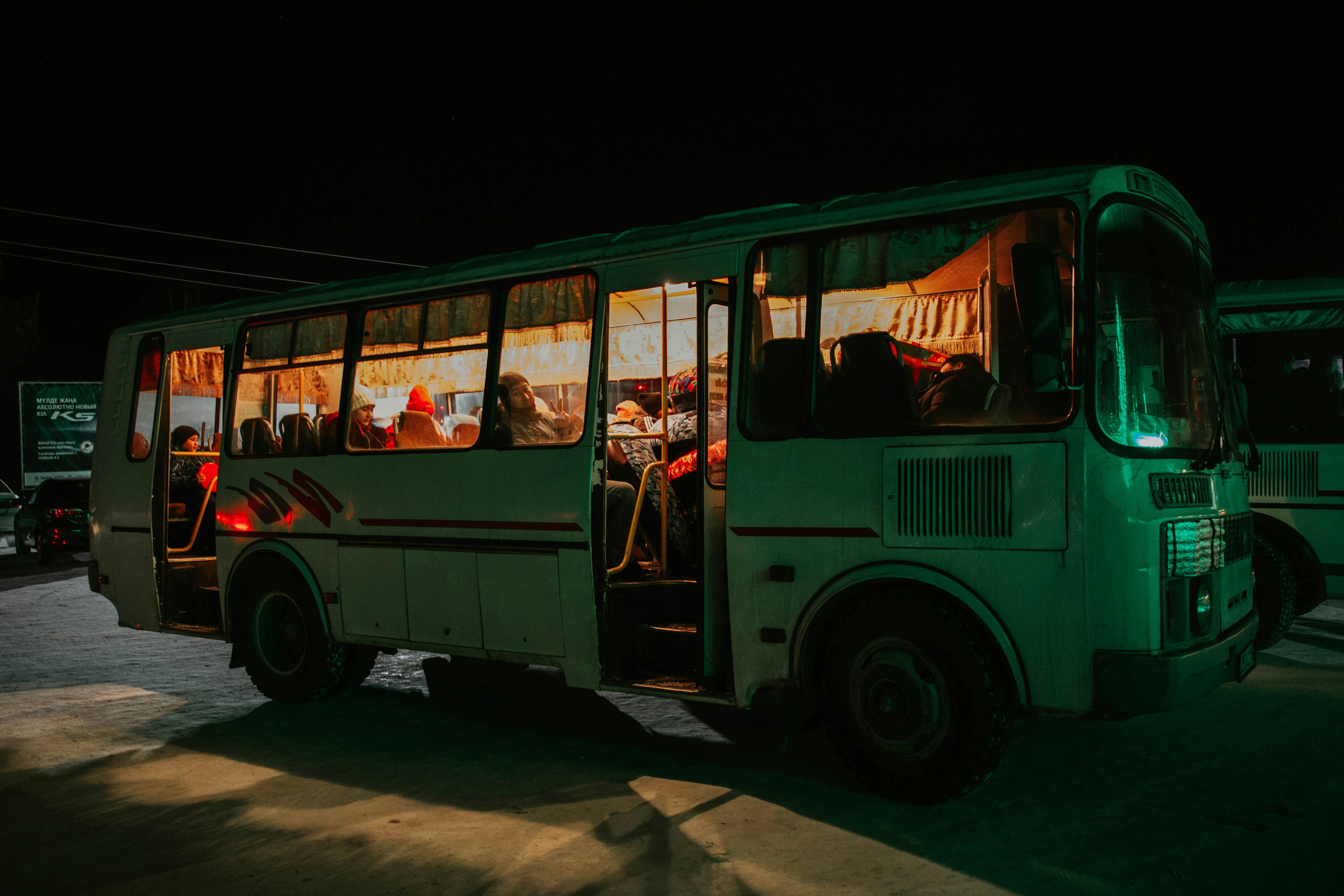 Ilustrasi mudik menggunakan bus. (Pexels/Sultan Raimosan)