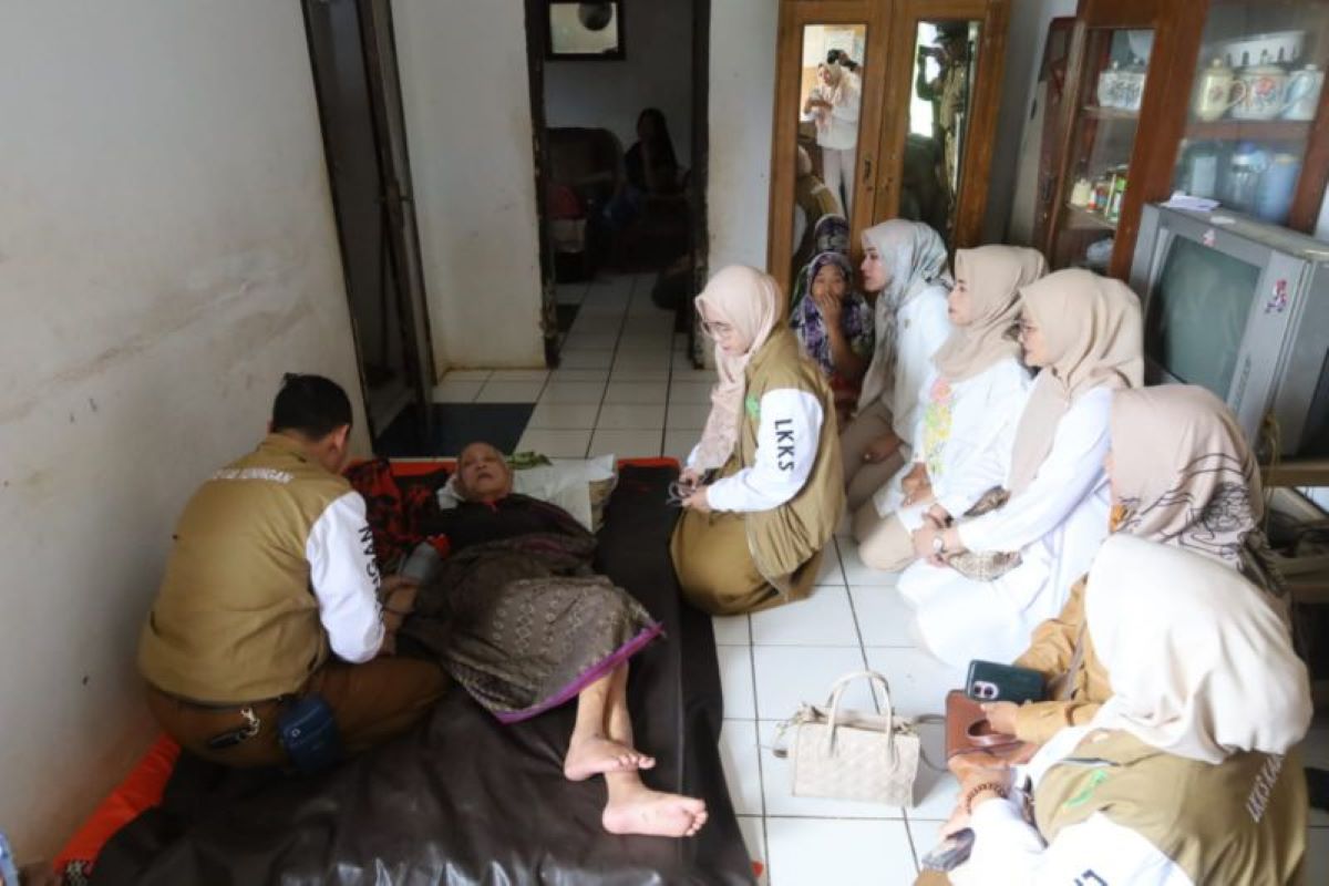 Tim LKKS Kabupaten Kuningan mengunjungi kediaman warga penerima bantuan sosial di Kuningan. (Pemkab Kuningan/Antara)