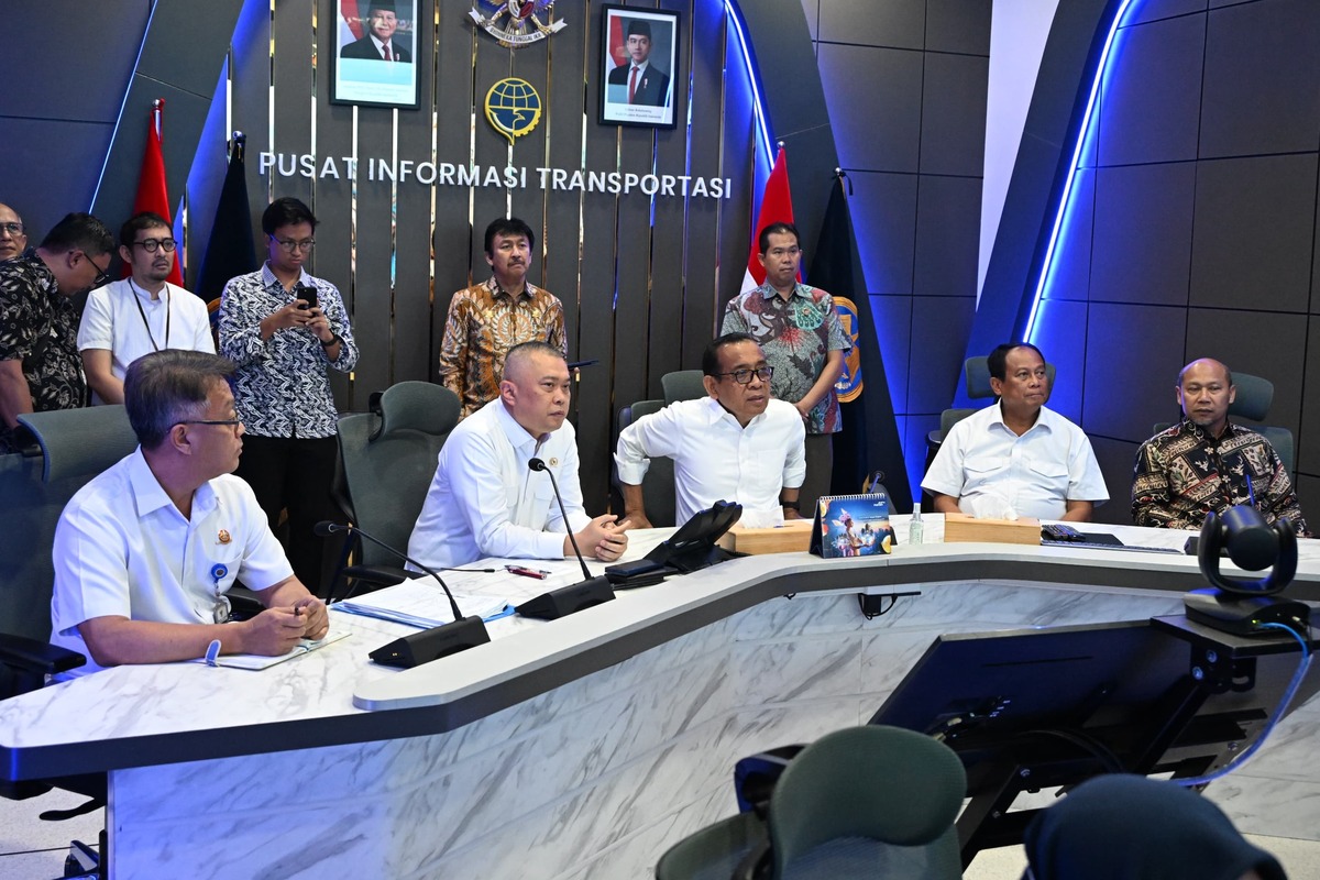 Menhub Dudy Purwagandhi dan Menko PMK Pratikno memantau arus mudik melalui layar CCTV di Posko Pusat Angkutan Lebaran Terpadu, Selasa (25/3/2025). (Dok. dephub.go.id)