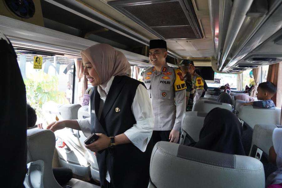Kapolres Garut AKBP Fajar Gemilang bersama Wakil Bupati Garut Putri Karlina melepas keberangkatan ratusan pemudik dalam program mudik gratis, Rabu (26/3/2025).(Dok. jabarprov.go.id)