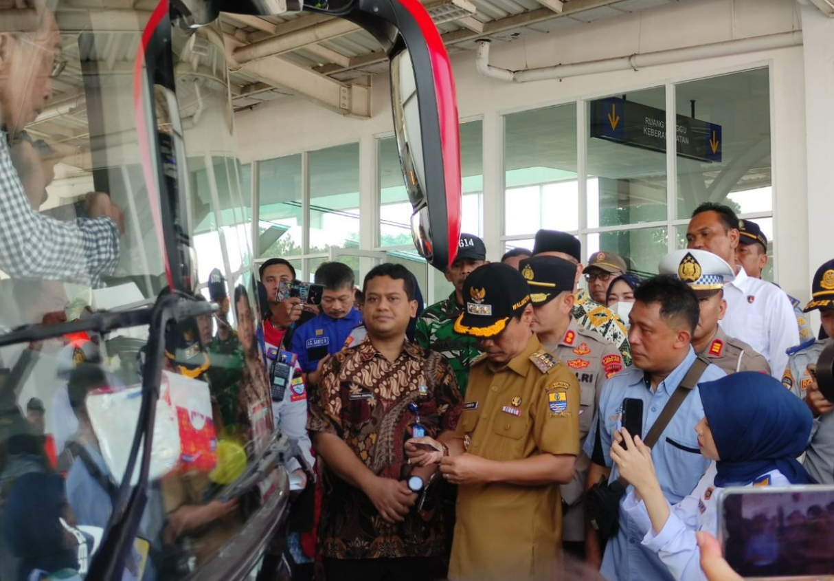 Petugas BNN Kota Cirebon saat melakukan tes urine terhadap sopir bus di Terminal Harjamukti, Rabu (26/3/2025). (Dok. cirebonkota.go.id)
