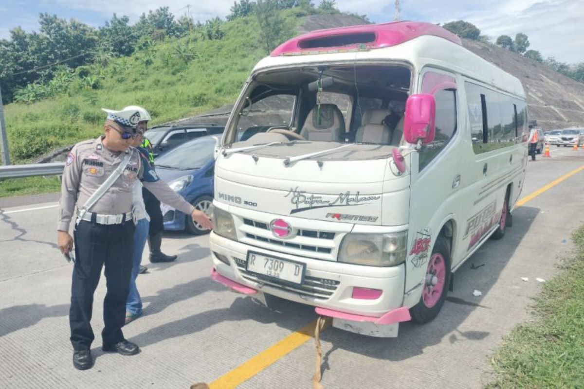Polisi olah TKP kecelakaan tunggal di KM 183 Jalan Tol Cipali Cirebon pada Sabtu (29/3). (PJR Polda Jabar/Antara)