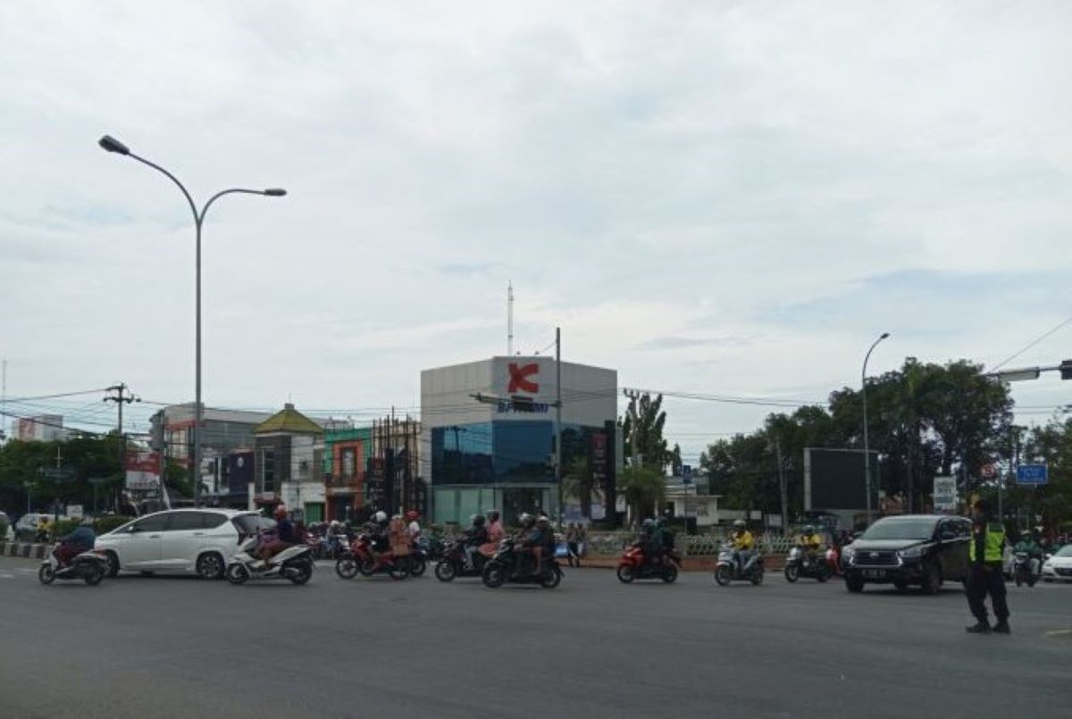 Lalu lintas di Jalur Pantura Kota Cirebon. (Fathnur Rohman/Antara)  