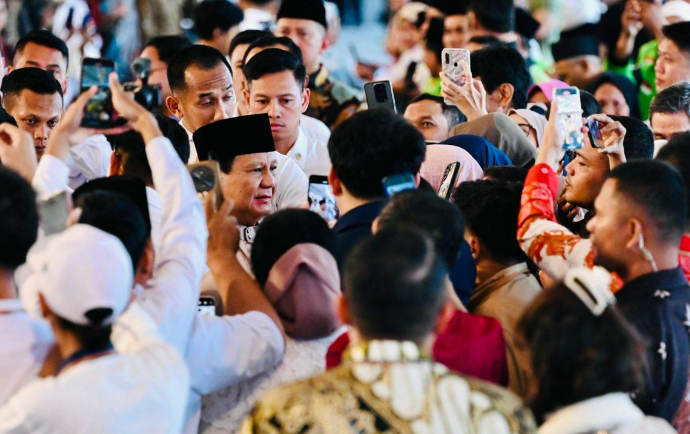 Presiden Prabowo Subianto menyambut masyarakat dalam acara Gelar Griya Idul Fitri 1446 H di Istana Kepresidenan Jakarta, Senin (31/3). (Dok. setneg.go.id)