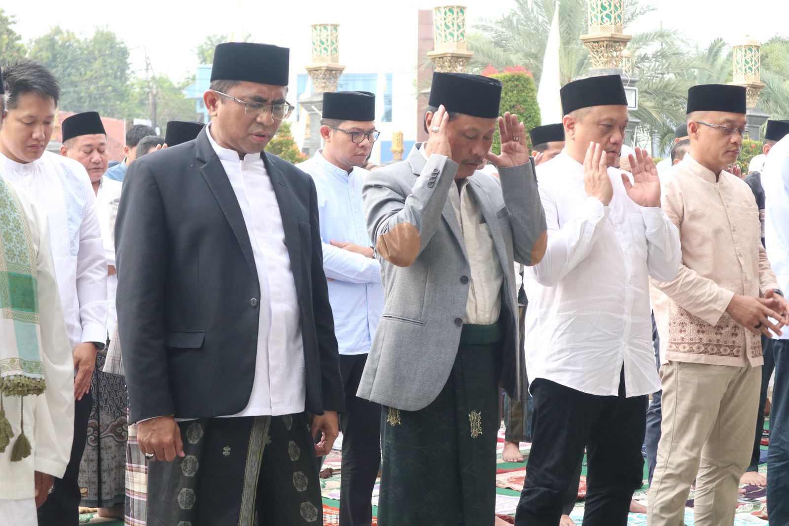 Wali Kota Cirebon, Effendi Edo, bersama pejabat daerah melaksanakan Salat Idulfitri 1446 H di Masjid At-Taqwa, Senin (31/3/2025). (Dok. cirebonkota.go.id)